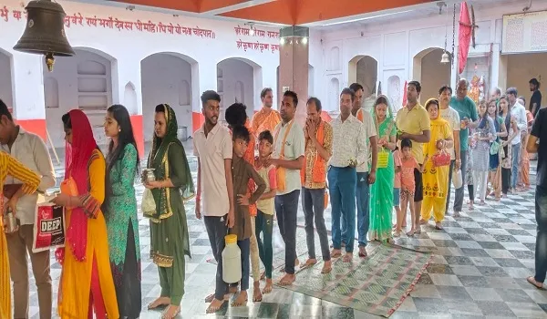 अमरोहा : हर-हर महादेव के जयकारों से गूंजा वातावरण, मंदिरों में दर्शन कर किया जलाभिषेक