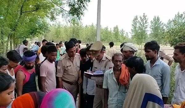 रामपुरः टूटे पड़े तार की चपेट में आकर तीन लोगों की मौत, बिजली विभाग के खिलाफ ग्रामीणों ने किया हंगामा