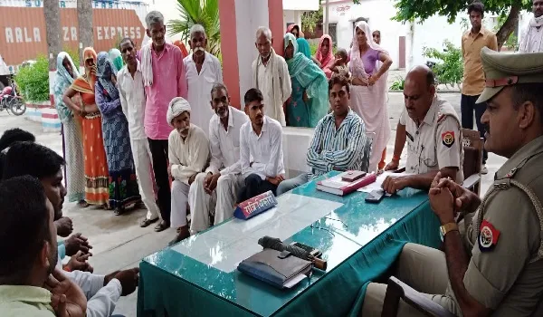 अमरोहा: गांव में कच्ची शराब बंदी की मांग को लेकर कोतवाली पहुंचीं महिलाएं