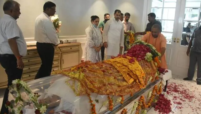 मुख्यमंत्री योगी ने मुलायम के घर पर पहुंचकर साधना को दी श्रद्धांजलि, आज दोपहर 1 बजे होगा अंतिम संस्कार