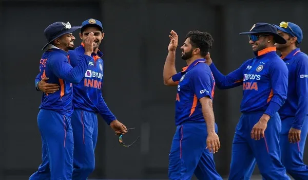 IND vs WI: भारत ने दूसरे वनडे में वेस्टइंडीज को 2 विकेट से हराया, अक्षर पटेल ने किया कमाल