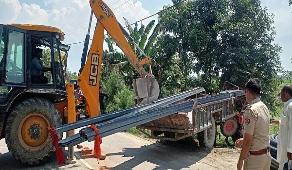 अमरोहा: ट्राली से टकराकर बाइक सवार सफाई कर्मी की मौत, एक घायल