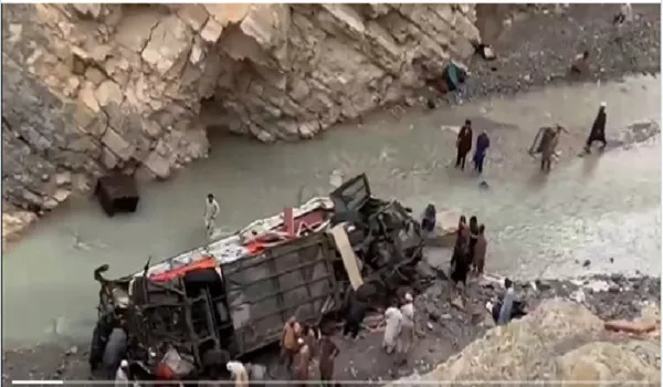 Pakistan: दक्षिण पश्चिम पाकिस्तान में बस खाई में गिरने से 19 लोगों की मौत, 11 घायल