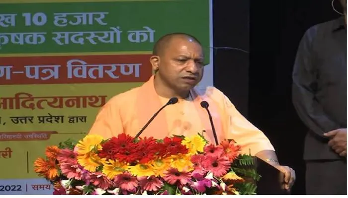 मुख्यमंत्री योगी ने किसानों को प्रदान किया अंश प्रमाण पत्र, बोले- हमने किसानों को माफिया से मुक्त कराया