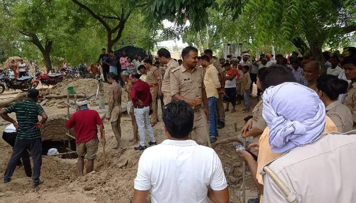 हरदोई: कुएं की सफाई के दौरान युवक पर गिरा मलबा, पांच घंटे रेस्क्यू ऑपरेशन कर पुलिस ने बचाई जान