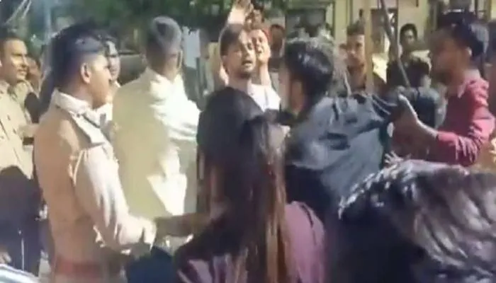 गाजियाबाद में पुलिस के सामने लड़कियों का हाईबोल्टेज ड्रामा, बीच सड़क पर की लड़के की जमकर धुनाई