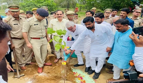 अमरोहा : पर्यावरण को शुद्ध रखने के लिए अधिक से अधिक करें पौधरोपण