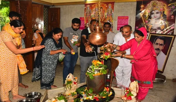 मुरादाबाद: सावन के पहले सोमवार को मंदिरों में उमड़ी श्रद्धालुओं की भीड़, किया जलाभिषेक
