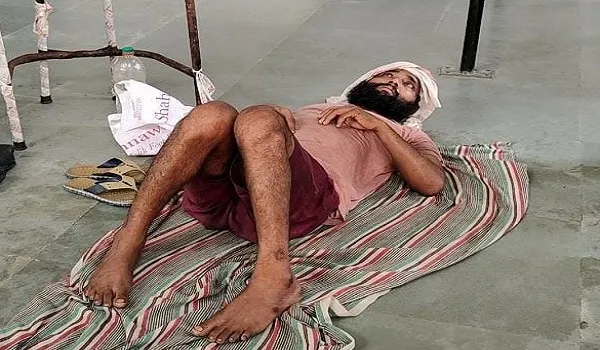 अमरोहा : मानवता शर्मसार! रात भर जिला अस्पताल में फर्श पर तड़पता रहा मरीज