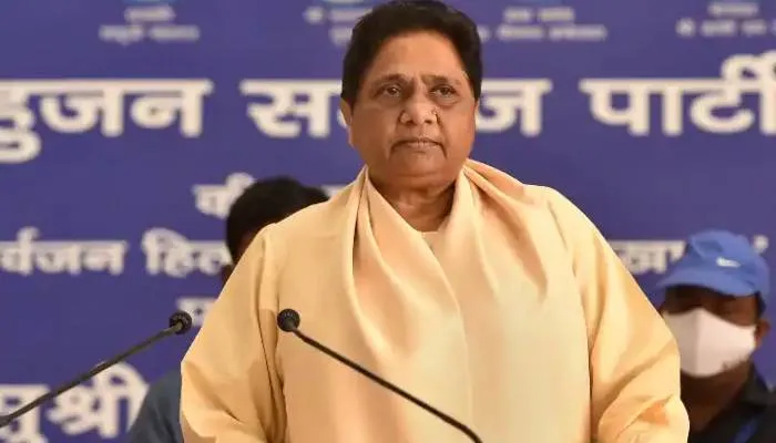 मायावती ने अपने रिश्‍तेदारों बोला हमला, कहा- बसपा को कमजोर करने के लिये पर्दे के पीछे से हो रही साजिश
