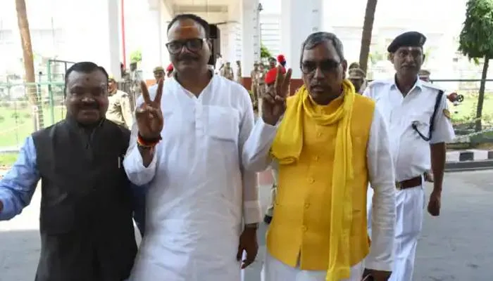 राष्ट्रपति चुनाव: ब्रजेश पाठक के साथ विक्‍ट्री साइन बनाते दिखे राजभर, सपा के साथ गठबंधन पर कही यह बड़ी बात