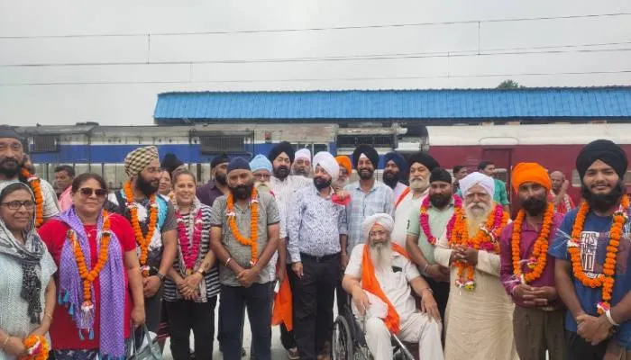 हेमकुंड साहिब से लौटे श्रद्धालुओं का अयोध्या रेलवे स्टेशन पर हुआ भव्य स्वागत