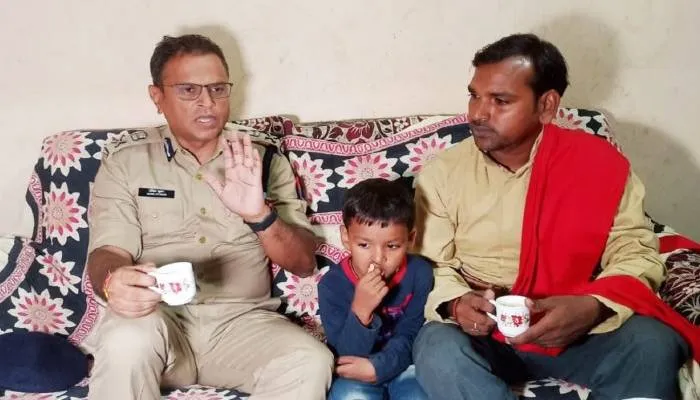 एडीजी जोन गोरखपुर की नई पहल: पुलिस अधिकारी अब चौकीदारों के घर जाकर पिएंगे चाय