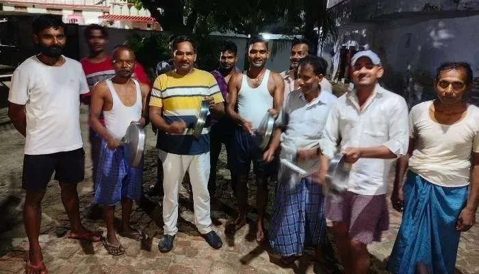 अयोध्या: रालोद के कार्यकर्ताओं ने ताली और थाली बजाकर किया जीएसटी और महंगाई का विरोध