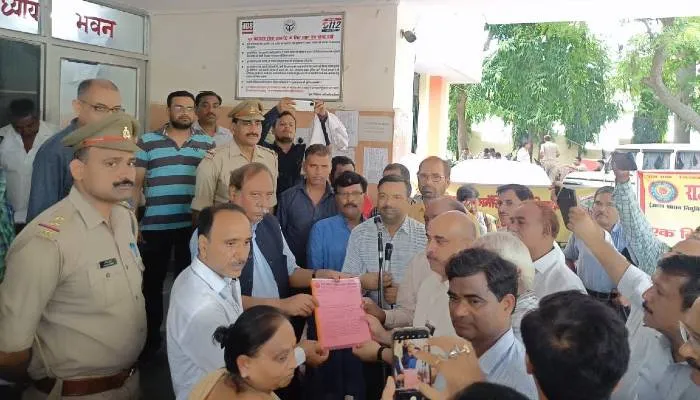 यूपी: स्थानांतरण निरस्त करने की मांग को लेकर स्वास्थ्य कर्मियों ने दिया धरना, कहा- सरकार की छवि धूमिल कर रहे हैं अधिकारी