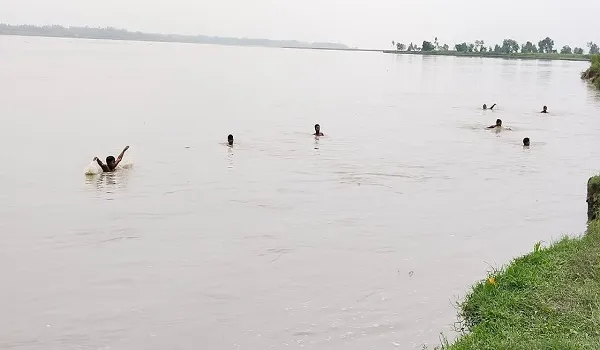 अमरोहा : गंगा नदी में डूबी महिला का 24 घंटे के बाद भी नहीं लगा सुराग