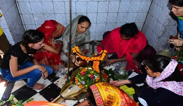 मुरादाबाद : हर-हर महादेव के साथ भोलेनाथ का जलाभिषेक