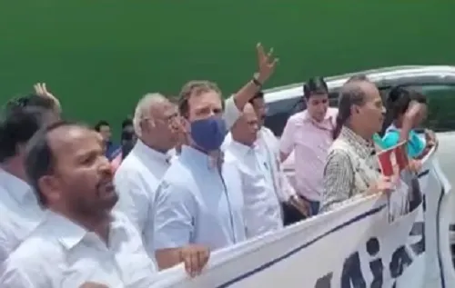 सोनिया गांधी से ईडी की पूछताछ जारी, विजय चौक पर विरोध में कांग्रेस सांसदों का प्रदर्शन, धरने पर बैठे राहुल गांधी