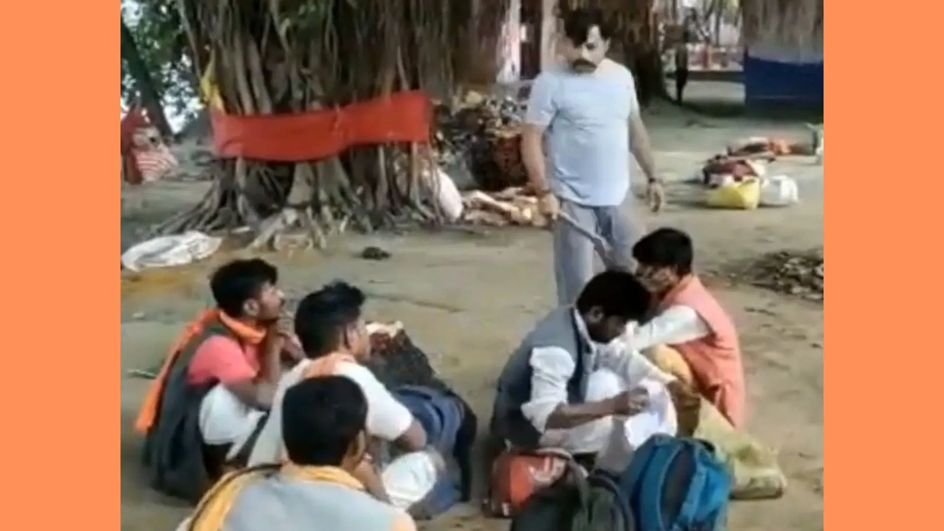 Video: साधु के वेश में पकड़े गए 6 मुस्लिम युवक, बजरंग दल ने पकड़कर की पिटाई