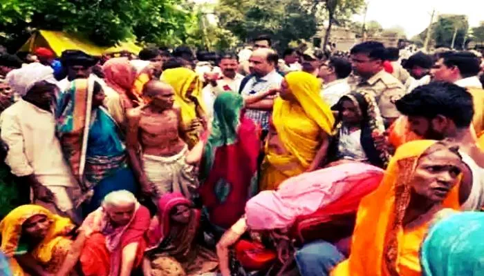 प्रयागराज: करंट की चपेट में आने से तीन लोगों की मौत, ग्रामीणों ने किया सड़क जाम