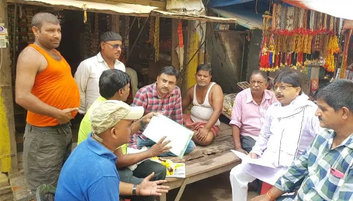 पीड़ित व्यापारियों से मिला सपा प्रतिनिधि मंडल, कहा- चौड़ीकरण के नाम पर छले जा रहे अयोध्या के व्यापारी