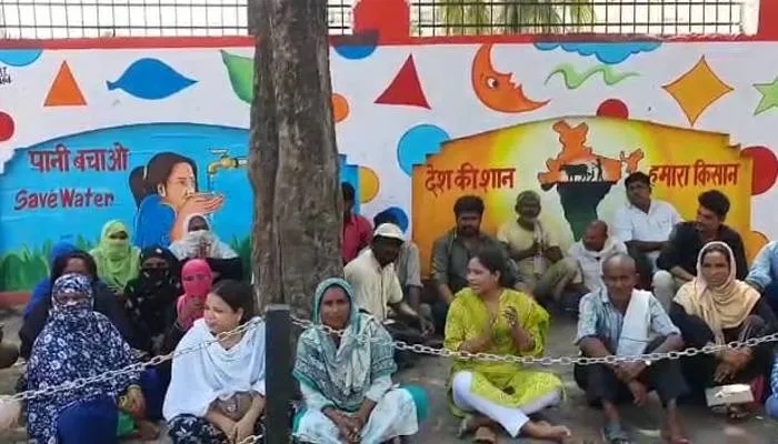 बहराइच: सफाई और जलभराव की समस्या को लेकर मोहल्लेवासियों ने नगर पालिका परिषद पर दिया धरना