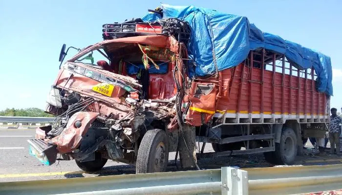 सुल्तानपुर: खड़ी ट्रक में डीसीएम ने पीछे से मारी टक्कर, क्लीनर की मौत, चालक गंभीर