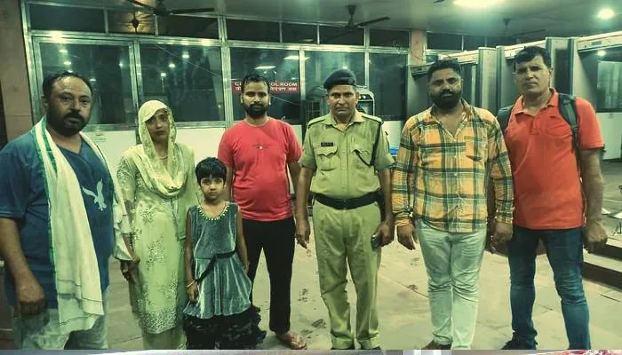 आगरा: ताजमहल देखने आई बच्ची परिजनों से बिछड़ी, युवक ने गलत हाथों में जाने से बचाया