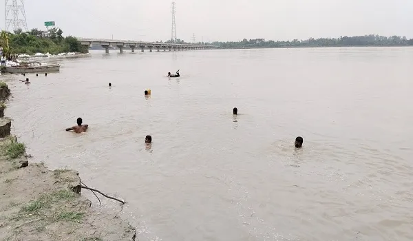 अमरोहा : चारा लेकर लौट रहे लोगों से भरी नाव पलटी, 19 को बचाया, एक की तलाश जारी