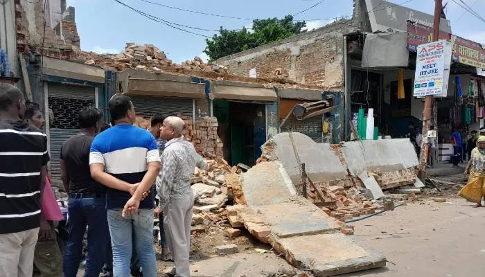 बाराबंकी: सतरिख चौराहे पर भरभरा कर गिरा जर्जर भवन, ठेकेदार सहित पांच घायल