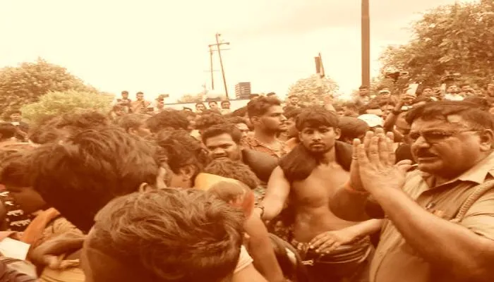 मेरठ: समुदाय विशेष के युवकों ने कांवड़ पर थूका, कांवड़ियों ने हाईवे जामकर पुलिस चौकी में की तोड़फोड़