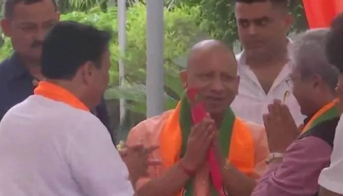 मुख्‍यमंत्री परिषद की बैठक में भाग लेने के लिये सीएम योगी पहुंचे दिल्ली, द‍िनेश खटीक के मामले पर भी हो सकती है चर्चा