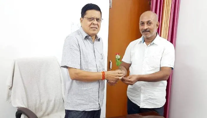 अयोध्या: गुलाब का फूल देकर अविवि में लोकतांत्रिक व्यवस्था की बहाली का किया प्रयास, जानें पूरा मामला