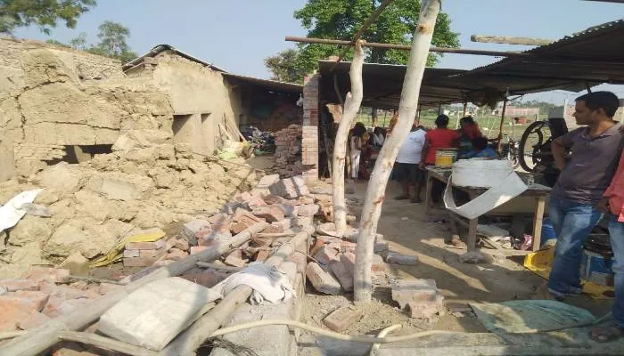 धमाकों से दहला हैरिंग्टनगंज: पहले घर में फिर गन्ने के खेत में हुआ जबरदस्त विस्फोट, इलाके में दहशत