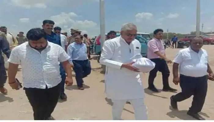 राज्य मंत्री मयंकेश्वर शरण सिंह ने छोटे भाई की अस्थियां संगम में की विसर्जित