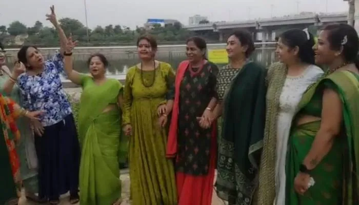 लखनऊ: गोमती रिवर फ्रंट पर महिलाओं ने की जमकर मस्ती, कहा- ये दोस्ती हम नहीं तोड़ेंगे…