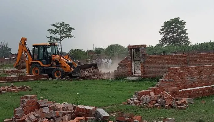 अयोध्या: कछार इलाके में अवैध प्लाटिंग पर चला जिला प्रशासन का बुलडोजर, कब्जाधारियों में मचा हड़कंप