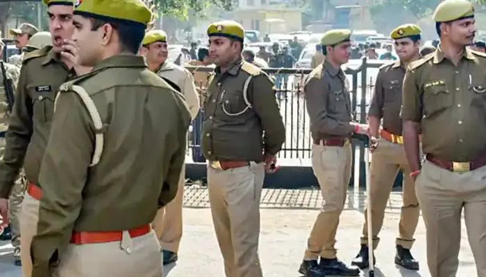 आजमगढ़ पुलिस ने वर्दी को किया दागदार, 12 पुलिसकर्मी लाइन हाजिर, चौकी प्रभारी समेत दो निलंबित, जानें पूरा मामला