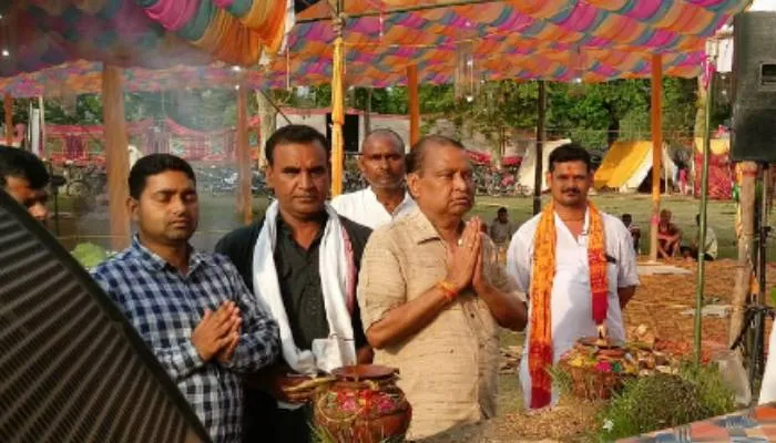 बाराबंकी: सात दिवसीय ब्रह्म यज्ञ की हुई पूर्णाहुति, पूर्व जिला पंचायत अध्यक्ष ने की व्यास पीठ की पूजा