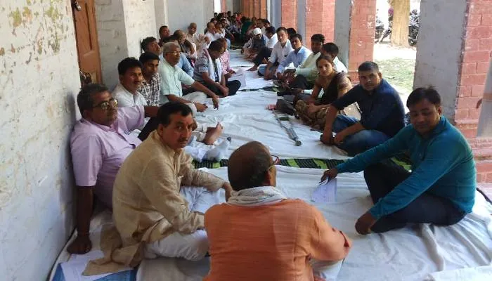 सुल्तानपुर: वेतन समेत अन्य मांगों को लेकर शिक्षक संघ ने दिया धरना, एसडीएम को सौंपा ज्ञापन