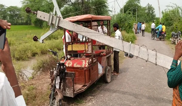 अमरोहा : विद्यार्थियों को लेने जा रहे ई-रिक्शा पर गिरा विद्युत पोल, चालक की मौत
