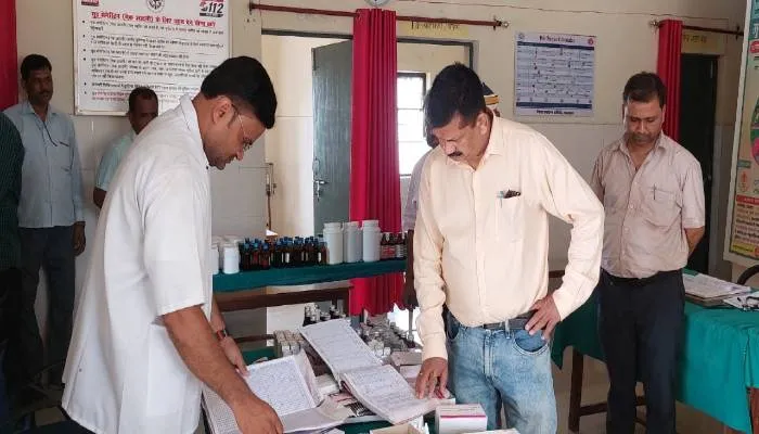 बहराइच: निरीक्षण के दौरान बोले डीएम- तैनाती स्थल पर निवास न करने वाले चिकित्सकों के विरुद्ध होगी कार्रवाई