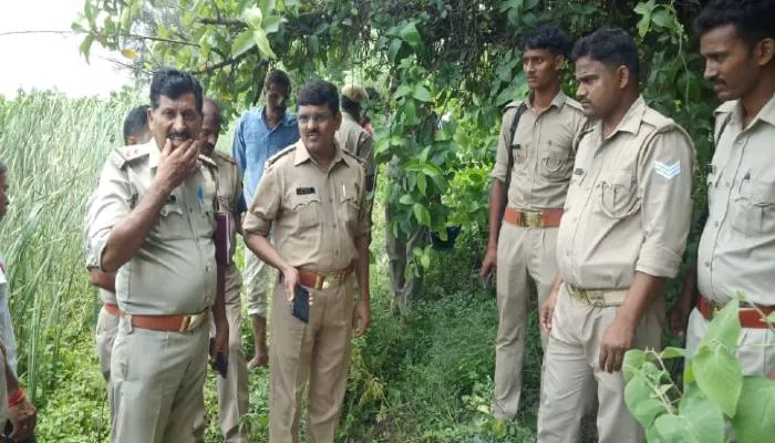 बाराबंकी: तीन दिन से लापता प्रेमी युगल का झाड़ियों में मिला शव, युवक के पहले से हैं दो बच्चे, पत्नी है गर्भवती