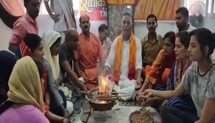 गोरखपुर: इंद्रदेव की नाराजगी दूर करने के लिये विश्व हिंदू महासभा ने किया हवन