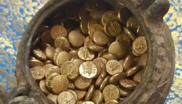 यूपी के इस शहर में खुदाई के दौरान तांबे के लोटे में मिले सोने के सिक्के, पुलिस ने कब्जे में लिया