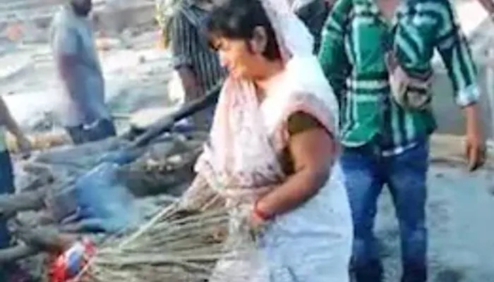 जौनपुर: भाजपा नेत्री पर टूटा दुखों का पहाड़, इकलौते बेटे को मां ने दी मुखाग्नि, देखने वालों की आंखें हो गईं नम