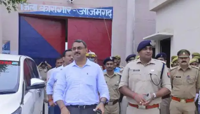 आजमगढ़ जेल का डीएम-एसपी ने किया औचक निरीक्षण, मोबाइल फोन, चार्जर समेत मादक पदार्थ हुआ बरामद