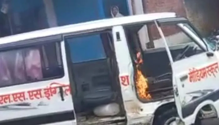बहराइच में टला बड़ा हादसा: स्कूल वैन में लगी आग, चालक ने कूदकर बचाई जान, मची अफरातफरी