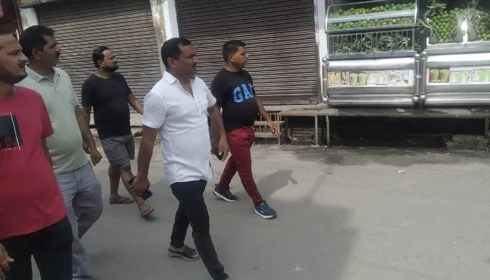 गोंडा: शिक्षिका अपहरण कांड में बैकफुट पर पुलिस, नहीं हुई बरामदगी तो सड़क पर उतरे पालिकाध्यक्ष, बंद कराया बाजार