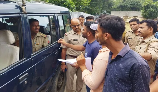 संभल: परीक्षा से रोकने पर बीकॉम के छात्रों का कॉलेज में हंगामा
